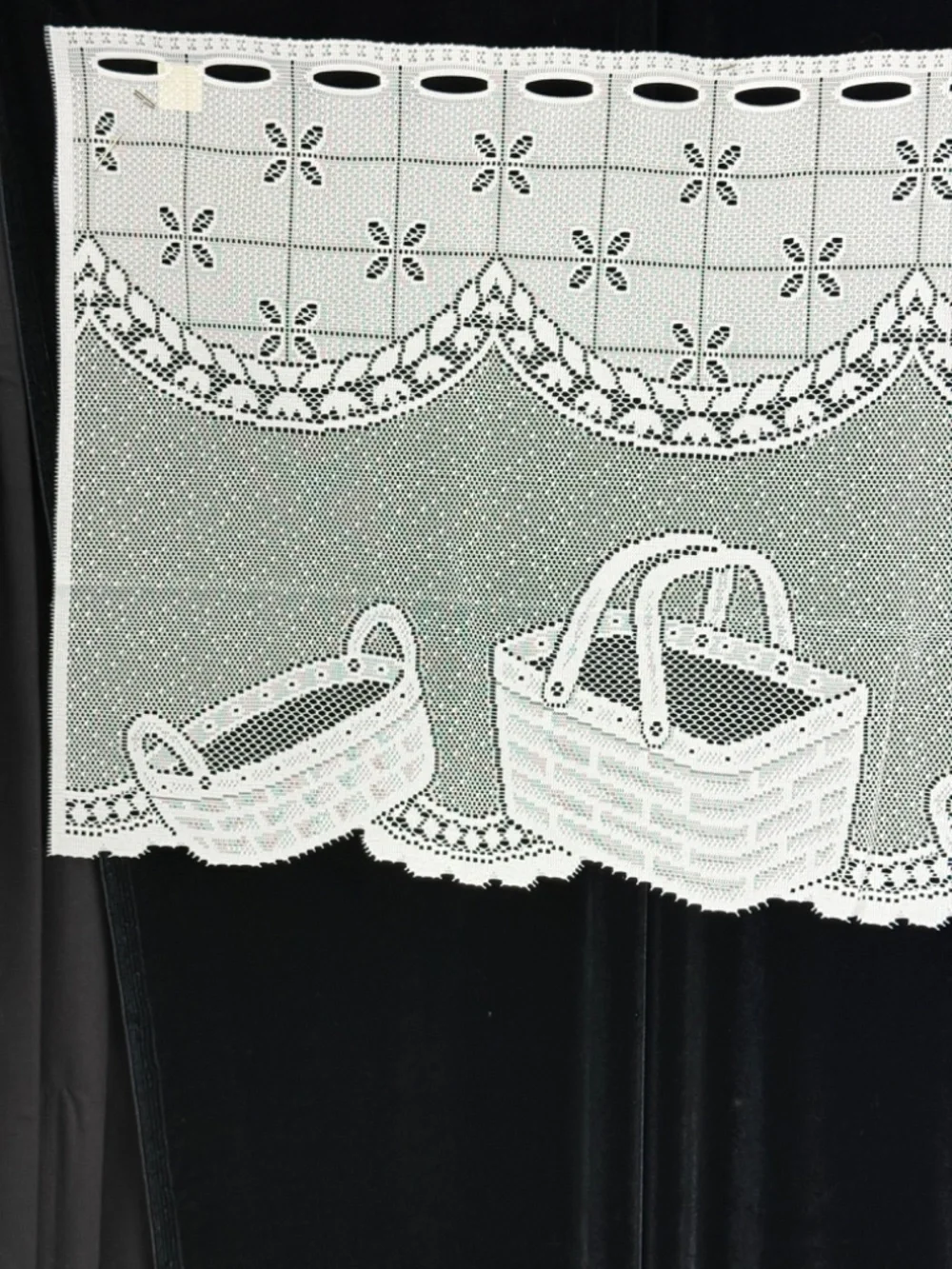 New with Tags Liechtenstein Basket Valance 60 X 17in Polyester Great Bay Lace